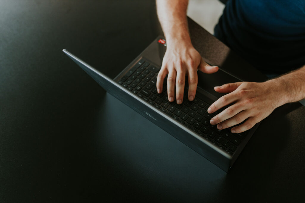 SEO špecialista pri práci